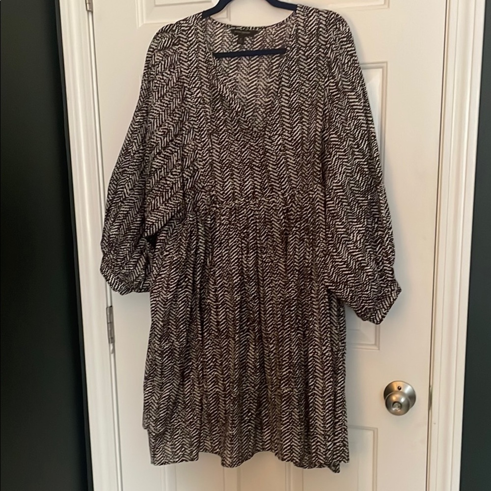 Boho beach! 🏖️ Brown and white patterned tiered dress with puff sleeves